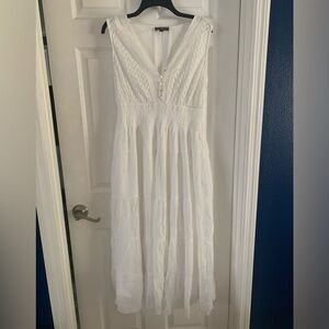 White lined XL v neck gorgeous dress elastic under the breast. Light and airy